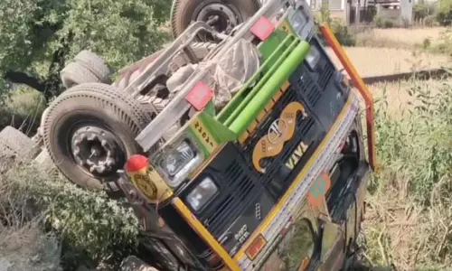 Jammu-Kashmir: ट्रक चालक समेत पूल से नीचे गिरा