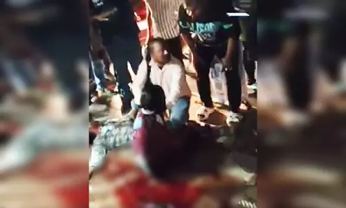 लड़की पर चाकुओं से ताबड़तोड़ वार, सिरफिरे आशिक ने बहाया खून, भारी भीड़ एकत्रित हुई