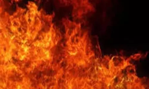 Delhi: शाहीन बाग इलाके में लगी आग, मची अफरातफरी Delhi: शाहीन बाग इलाके में लगी आग, मची अफरातफरी