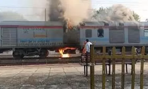 MP News: यात्रियों से भरी सुपरफास्ट एक्सप्रेस (20846) के एक हिस्से में अचानक लगी आग,मची हड़कंप