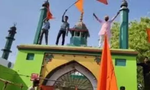 Prayagraj: भगवा झंडे लेकर दरगाह के गेट पर चढ़े कुछ युवक,लगाए नारे Prayagraj: भगवा झंडे लेकर दरगाह के गेट पर चढ़े कुछ युवक,लगाए नारे