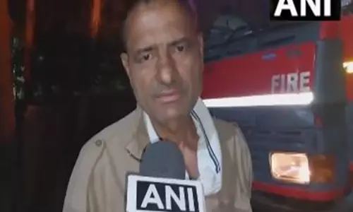 Delhi के संजय झील के कूड़े के ढेर में आग लगने के बाद आठ दमकल गाड़ियां तैनात Delhi के संजय झील के कूड़े के ढेर में आग लगने के बाद आठ दमकल गाड़ियां तैनात