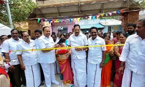 Tamil Nadu: मंत्री गांधी ने पचैयप्पन महिला कॉलेज में अपने खर्चे से सड़क बनवाई Tamil Nadu: मंत्री गांधी ने पचैयप्पन महिला कॉलेज में अपने खर्चे से सड़क बनवाई
