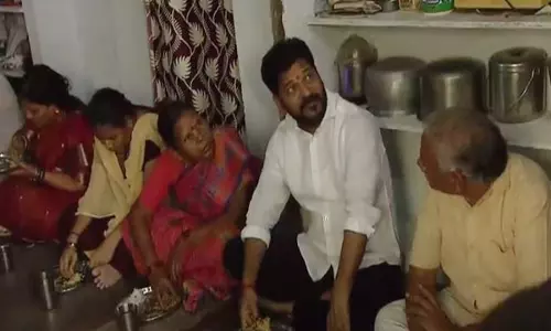 CM Revanth Reddy ने चावल योजना के लाभार्थी के साथ भोजन किया