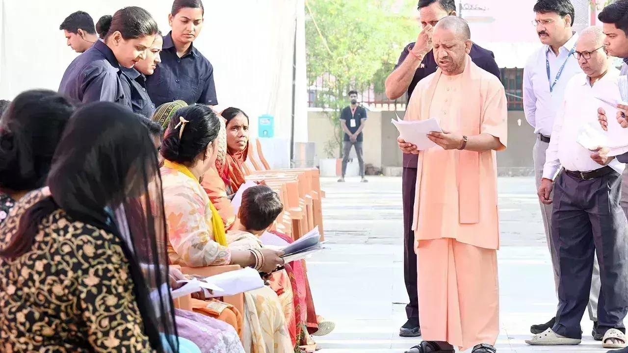 Gorakhpur: पीड़ितों की मदद में लापरवाही पर होगी सख्त कार्रवाई: सीएम योगी