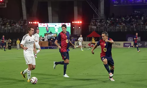 रियल मैड्रिड ने भारत में ऐतिहासिक लीजेंड्स फेसऑफ में FC Barcelona को 2-0 से हराया