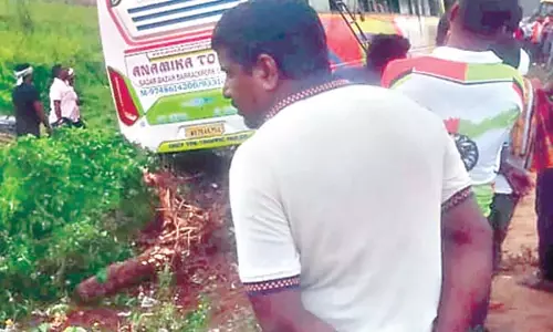 Odisha: बांग्लादेशी तीर्थयात्रियों की बस पलटी Odisha: बांग्लादेशी तीर्थयात्रियों की बस पलटी