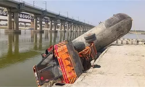 UP News: गंगा में पलटी क्रेन, 4 मजदूर घायल UP News: गंगा में पलटी क्रेन, 4 मजदूर घायल