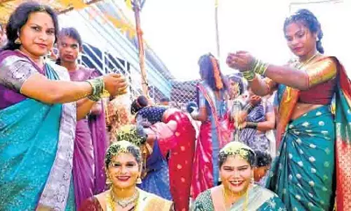 Telangana के श्री राजराजेश्वर मंदिर में प्राचीन रीति-रिवाज से ट्रांसजेंडर भक्तों ने शिव से विवाह किया Telangana के श्री राजराजेश्वर मंदिर में प्राचीन रीति-रिवाज से ट्रांसजेंडर भक्तों ने शिव से विवाह किया