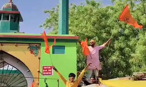 UP: हिंदू संगठन भगवा झंडे लेकर मस्जिद में चढ़ गए और नारे लगाने लगे UP: हिंदू संगठन भगवा झंडे लेकर मस्जिद में चढ़ गए और नारे लगाने लगे