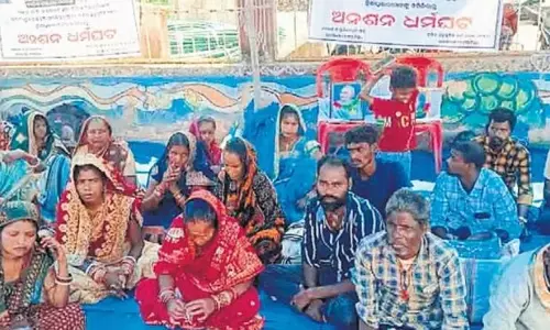 40 सतभाया परिवार पुनर्वास की मांग को लेकर धरना पर बैठे