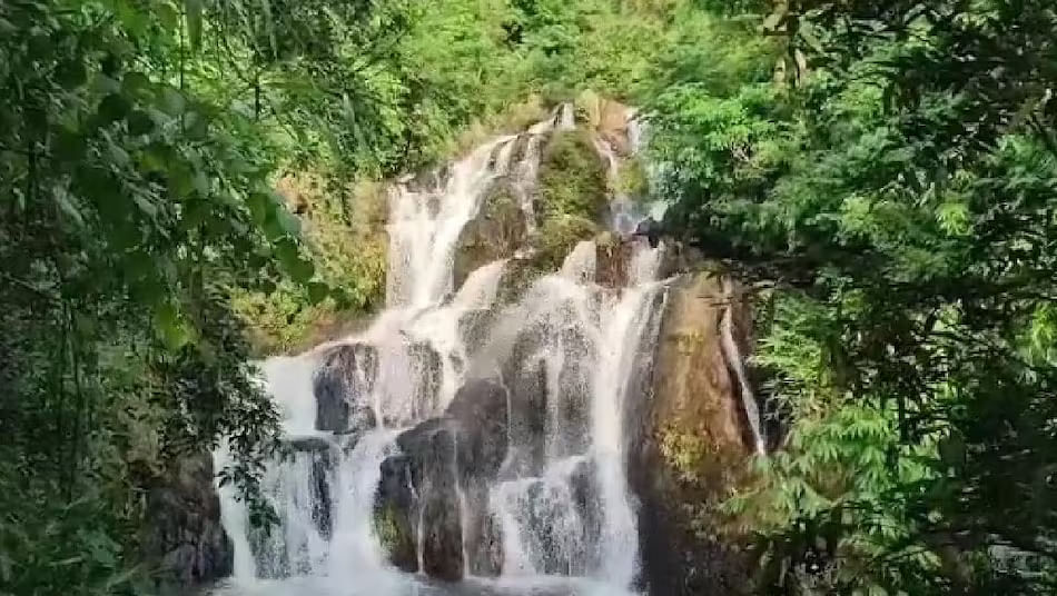 Assam : कार्बी हिल्स का ‘काकोचांग झरना’ बना प्रमुख पर्यटक आकर्षण