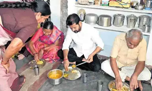 Telangana के मुख्यमंत्री ने ‘सन्ना बिय्यम’ योजना के लाभार्थी के साथ भोजन किया Telangana के मुख्यमंत्री ने ‘सन्ना बिय्यम’ योजना के लाभार्थी के साथ भोजन किया