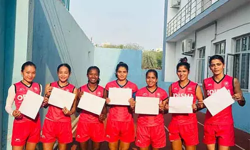विकास और शांति के लिए अंतर्राष्ट्रीय खेल दिवस पर Indian Hockey सितारों ने संघर्ष क्षेत्रों में बच्चों के साथ एकजुटता दिखाई विकास और शांति के लिए अंतर्राष्ट्रीय खेल दिवस पर Indian Hockey सितारों ने संघर्ष क्षेत्रों में बच्चों के साथ एकजुटता दिखाई