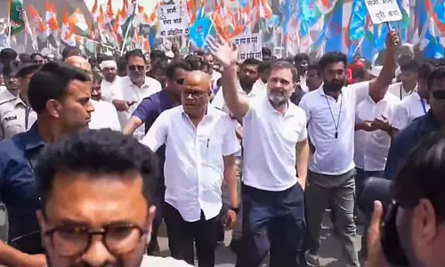 Bihar : राहुल की अगुवाई में सफेद टी-शर्ट रैली Bihar : राहुल की अगुवाई में सफेद टी-शर्ट रैली