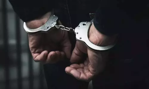 पूर्व उप-आंध्र CM के भाई को मुंबई एयरपोर्ट पर गिरफ्तार किया गया