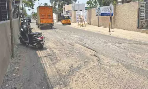 क्षतिग्रस्त Paruthipattu road को फिर से बनाने का तिरुवेरकाडु निवासियों से आग्रह क्षतिग्रस्त Paruthipattu road को फिर से बनाने का तिरुवेरकाडु निवासियों से आग्रह
