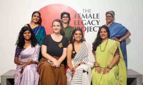 Tamil महिला कलाकारों, नर्तकी नटराज, सीतालक्ष्मी और उषा रानी का सम्मान करता Tamil महिला कलाकारों, नर्तकी नटराज, सीतालक्ष्मी और उषा रानी का सम्मान करता