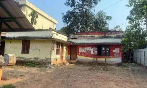 Kerala: पुत्तूर ईस्ट मार्केट में कम्फर्ट स्टेशन बंद Kerala: पुत्तूर ईस्ट मार्केट में कम्फर्ट स्टेशन बंद