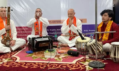 KU में अंतरराष्ट्रीय कलाकारों ने बंगाली भजन और गायत्री मंत्र की प्रस्तुति दी KU में अंतरराष्ट्रीय कलाकारों ने बंगाली भजन और गायत्री मंत्र की प्रस्तुति दी