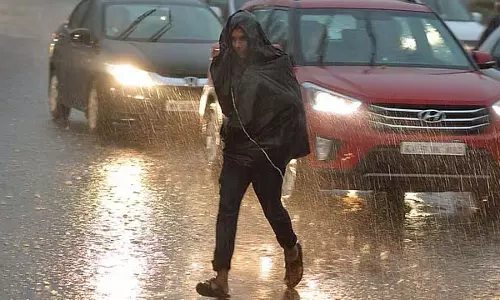एक ही बारिश से बेंगलुरू त्रस्त: लगातार व्यवधान, समस्याओं की झड़ी एक ही बारिश से बेंगलुरू त्रस्त: लगातार व्यवधान, समस्याओं की झड़ी