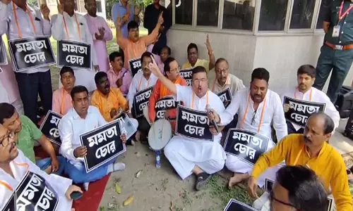 पश्चिम बंगाल में विपक्ष के नेता सुवेंदु अधिकारी और BJP विधायकों ने राज्य सरकार के खिलाफ किया प्रदर्शन पश्चिम बंगाल में विपक्ष के नेता सुवेंदु अधिकारी और BJP विधायकों ने राज्य सरकार के खिलाफ किया प्रदर्शन