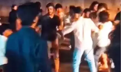 Kerala: घर के पास पटाखे फोड़ने को लेकर जब उससे पूछताछ की गई तो उस पर डंडे से हमला कर दिया