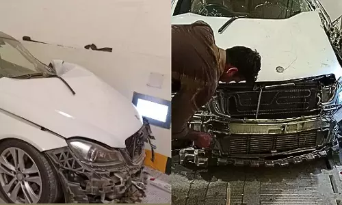 Mumbai : कार का नियंत्रण खो गया, मुंबई के तटीय मार्ग पर दीवार से टकराई Mumbai : कार का नियंत्रण खो गया, मुंबई के तटीय मार्ग पर दीवार से टकराई