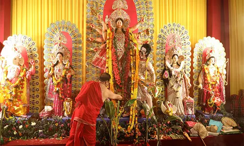 असम के CM हिमंत बिस्वा सरमा ने दशमी पूजा की पवित्र रस्में निभाईं