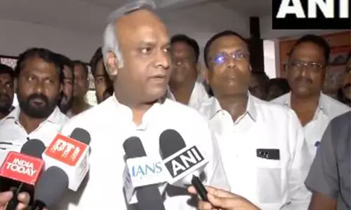 Karnataka राज्य मंत्री प्रियांक खड़गे ने वक्फ विधेयक पारित होने पर केंद्र सरकार की आलोचना की Karnataka राज्य मंत्री प्रियांक खड़गे ने वक्फ विधेयक पारित होने पर केंद्र सरकार की आलोचना की
