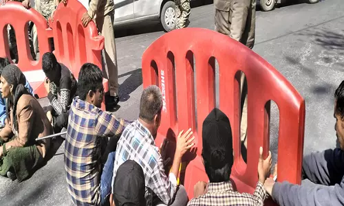 J-K : नेशनल कॉन्फ्रेंस के विधायकों ने वक्फ संशोधन विधेयक पर फिर से विरोध प्रदर्शन शुरू किया J-K : नेशनल कॉन्फ्रेंस के विधायकों ने वक्फ संशोधन विधेयक पर फिर से विरोध प्रदर्शन शुरू किया