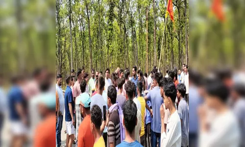 धार्मिक ध्वज उखाड़ने और प्रतिबंधित मांस फेंकने पर बवाल, बाजार बंद धार्मिक ध्वज उखाड़ने और प्रतिबंधित मांस फेंकने पर बवाल, बाजार बंद