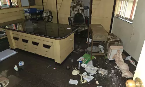 सांसद ने कोथरुड में डॉ. नीलिमा घैसास के क्लिनिक में BJP महिला मोर्चा की तोड़फोड़ की निंदा की