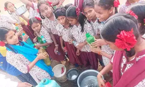 Asifabad में आश्रम स्कूल के छात्रों को पेयजल संकट का सामना करना पड़ रहा