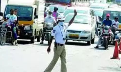 Nizamabad ट्रैफिक पुलिस ने सायरन के इस्तेमाल पर नकेल कसी