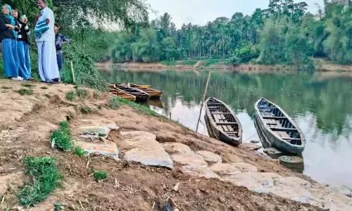 Kerala: पेरिकल्लूर बोटहाउस में पत्थर की सीढ़ियाँ Kerala: पेरिकल्लूर बोटहाउस में पत्थर की सीढ़ियाँ