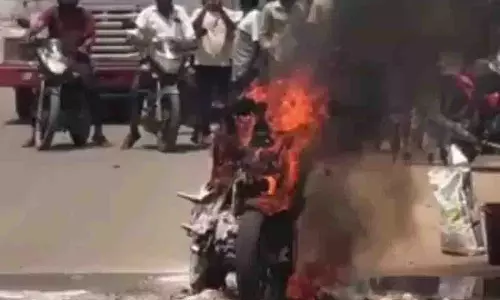 बढ़ते तापमान के बीच Kukatpalli में बाइक में लगी आग बढ़ते तापमान के बीच Kukatpalli में बाइक में लगी आग