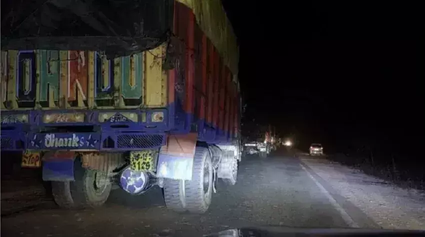 Manipur: उग्रवादियों ने पान के पत्तों से भरे ट्रकों को खाई में धकेला
