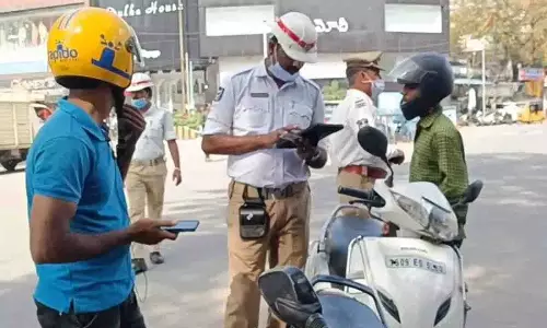 Hyderabad: शराब पीकर गाड़ी चलाने के आरोप में 1000 से अधिक लोगों पर मामला दर्ज किया Hyderabad: शराब पीकर गाड़ी चलाने के आरोप में 1000 से अधिक लोगों पर मामला दर्ज किया