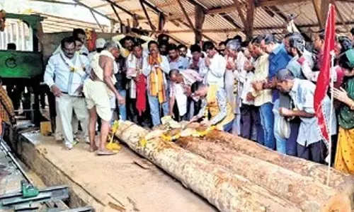 Odisha: रामनवमी पर रथ यात्रा के लिए लकड़ी काटने के साथ रथ निर्माण शुरू Odisha: रामनवमी पर रथ यात्रा के लिए लकड़ी काटने के साथ रथ निर्माण शुरू