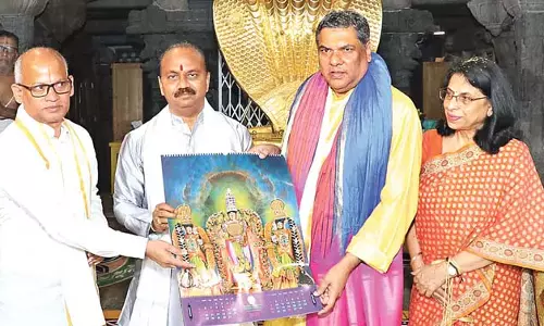 Andhra: मुख्य न्यायाधीश ने एक साधारण भक्त की तरह भगवान के दर्शन किये