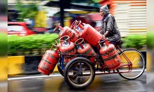 LPG गैस सिलेंडर के दाम 50 रुपये बढ़े, आम आदमी को तगड़ा झटका