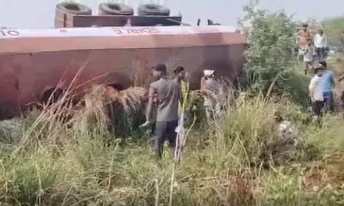 पलटा सरसों तेल लदा टैंकर, आसपास के गांवों से लोग बाल्टी, डिब्बे और बोतलें लेकर पहुंचे