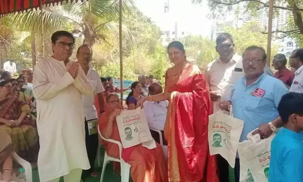 Andhra: निवासियों को कपड़े के थैले वितरित किये गये