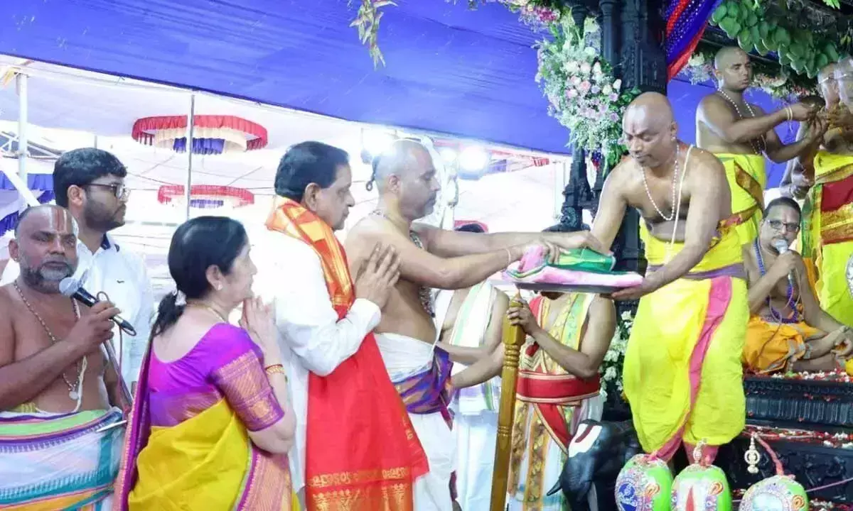 TTD अध्यक्ष ने भद्राद्रि राम को पट्टू वस्त्रम प्रदान किया