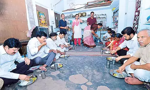 Telangana: मुख्यमंत्री ने आम आदमी के घर में फर्श पर बैठकर सामूहिक भोजन किया