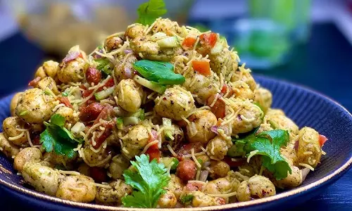 Makhana Bhel इस टेस्टी और हेल्दी डिश के साथ करें दिन की शुरुआत