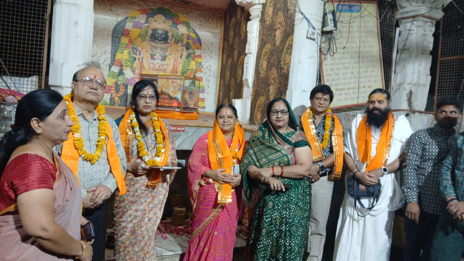 पुर में किया वृद्धाआश्रम में होने वाली श्रीमद् भागवत कथा के पोस्टर का विमोचन