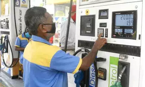 Hyderabad: पेट्रोल और डीजल 2 रुपए महंगा हो जाएगा Hyderabad: पेट्रोल और डीजल 2 रुपए महंगा हो जाएगा
