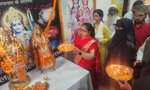 Varanasi: रामनवमी पर दिखी एकता, मुस्लिम महिलाओं ने उतारी आरती